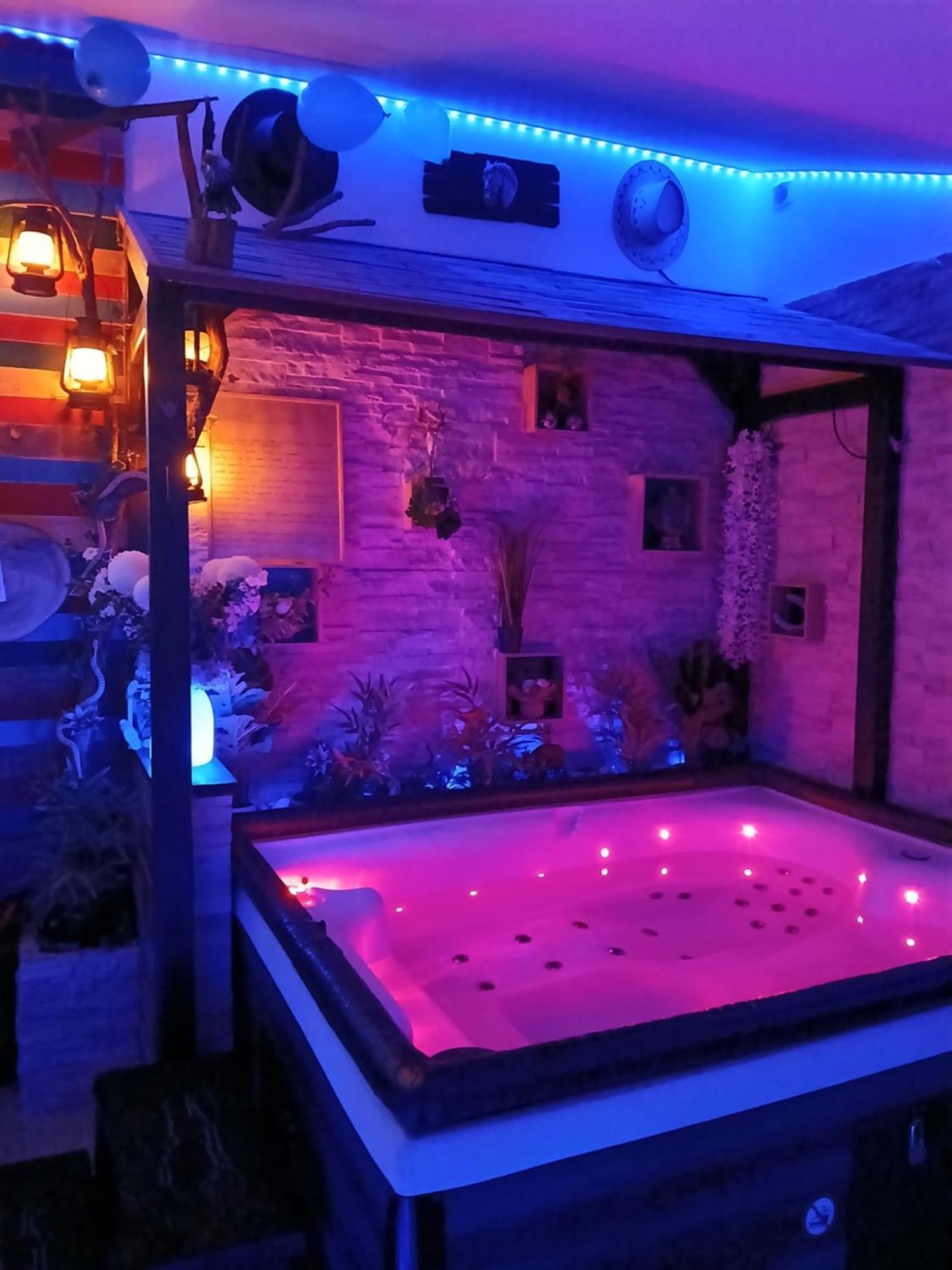 L'Histoire De L'Ouest , Jacuzzi Appartement Dole Exterior foto